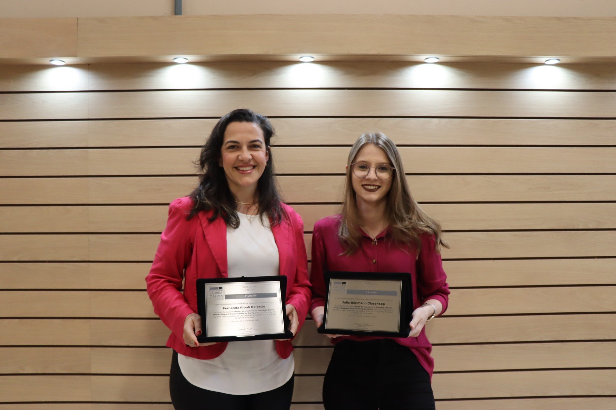 Fernanda e Júlia com as placas de vencedoras do concurso | Jornal NH