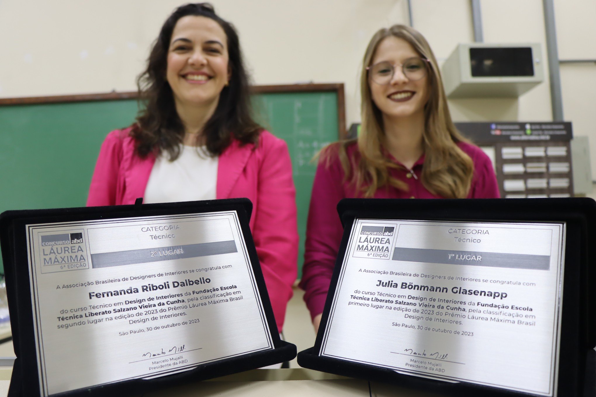 Fernanda e Júlia com as placas de vencedoras do concurso | Jornal NH