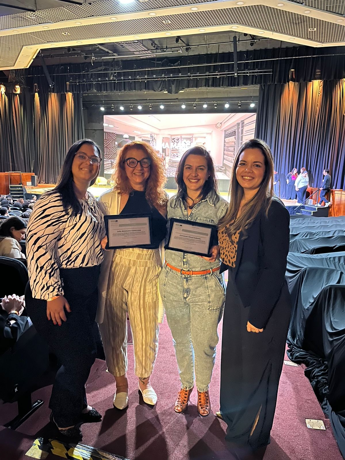 Professora Priscilla Silvani, professora orientadora Edilene Santos (recebeu a placa pela Julia), 2Âº lugar Fernanda Dalbello e Kelly Bidone, coordenadora do curso.