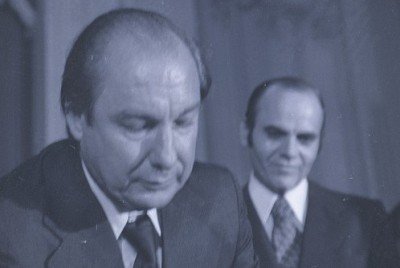 Em 1979, Claudio Strassburger (a frente) assume o cargo de secretário da Indústria e Comércio no governo Sinval Guazelli (atrás)