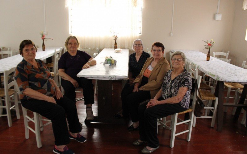 As amigas Gerta Auler, 78 anos, Vali Rükert, 64 anos, Ilse Ritter, 80 anos, Gisela Auler, 73 anos e Delci Kich, 73 anos, se encontram semanalmente no grupo de danças folclóricas, e juntas espantam a solidão | Jornal NH