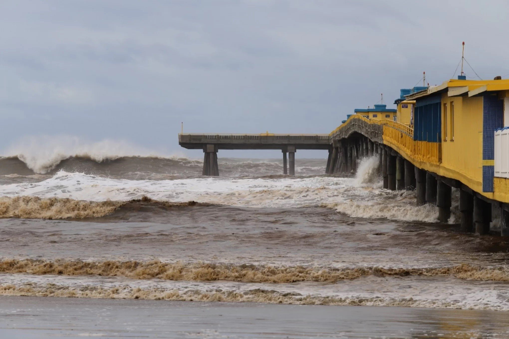 CICLONE: Tempestade pode causar ressacas com ondas de at茅 3,5 metros no Sul do Brasil