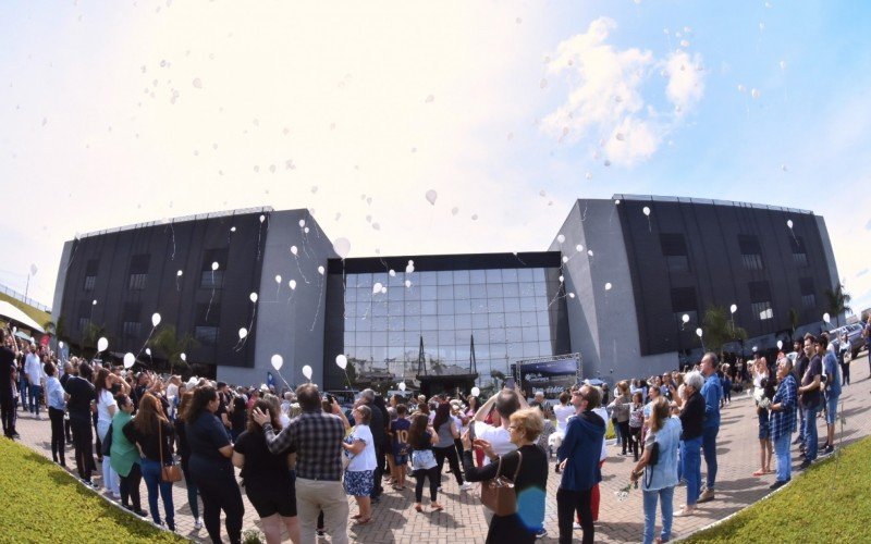 Soltura de balões em homenagem aos que já partiram foi um dos momentos marcantes no Memorial Krause | Jornal NH