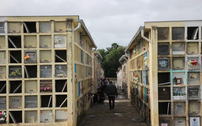 Movimentação é vista desde as primeiras horas da manhã desta quinta-feira (2) no Cemitério Santo Antônio