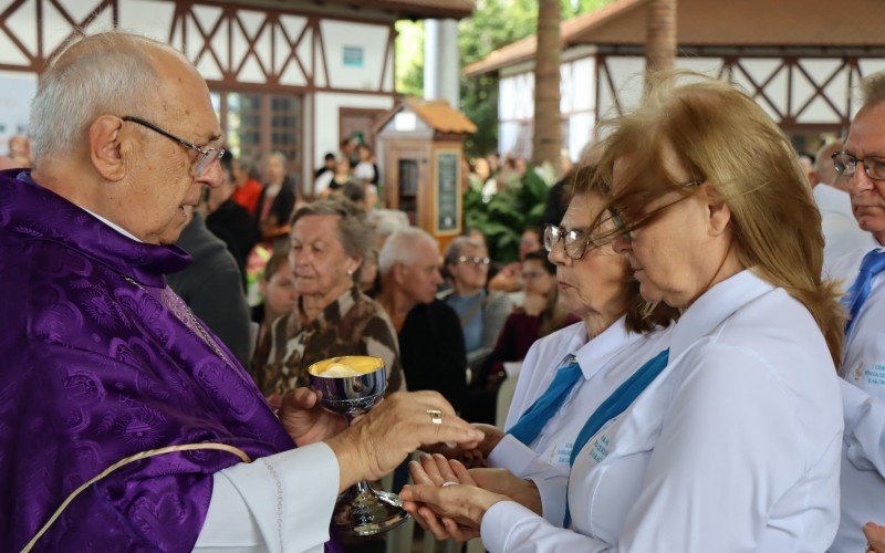 Dom Zeno fazendo a entrega da hÃ³stia