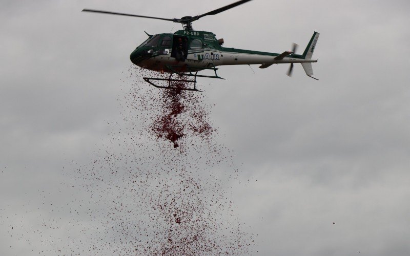 PÃ©talas de rosas foram soltas por helicÃ³ptero