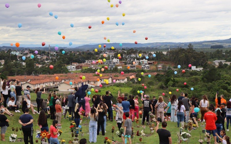 Soltura de balÃµes coloridos tambÃ©m foram uma forma de homenagem