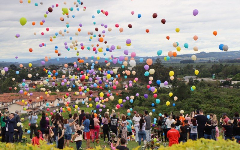 Soltura de balões coloridos também foram uma forma de homenagem | Jornal NH