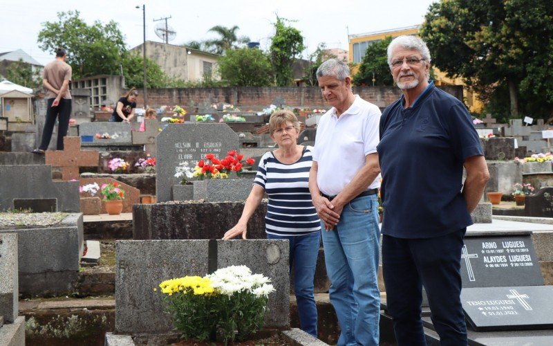 Leila, Flávio e Sérgio visitam os túmulos de Eneida e Nilson | Jornal NH