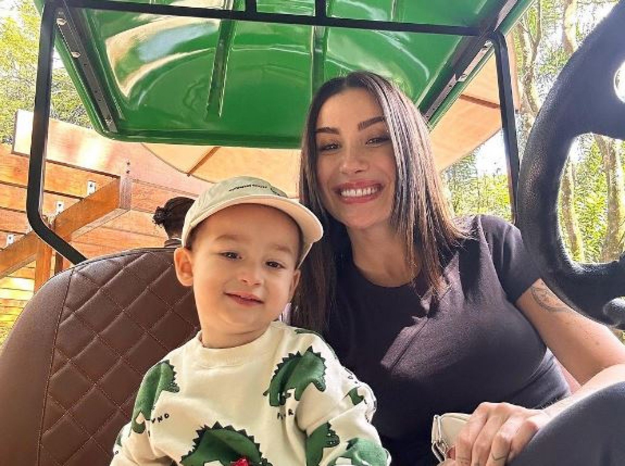 Ex-BBB Bianca Andrade e filho de dois anos sofrem acidente de carro
