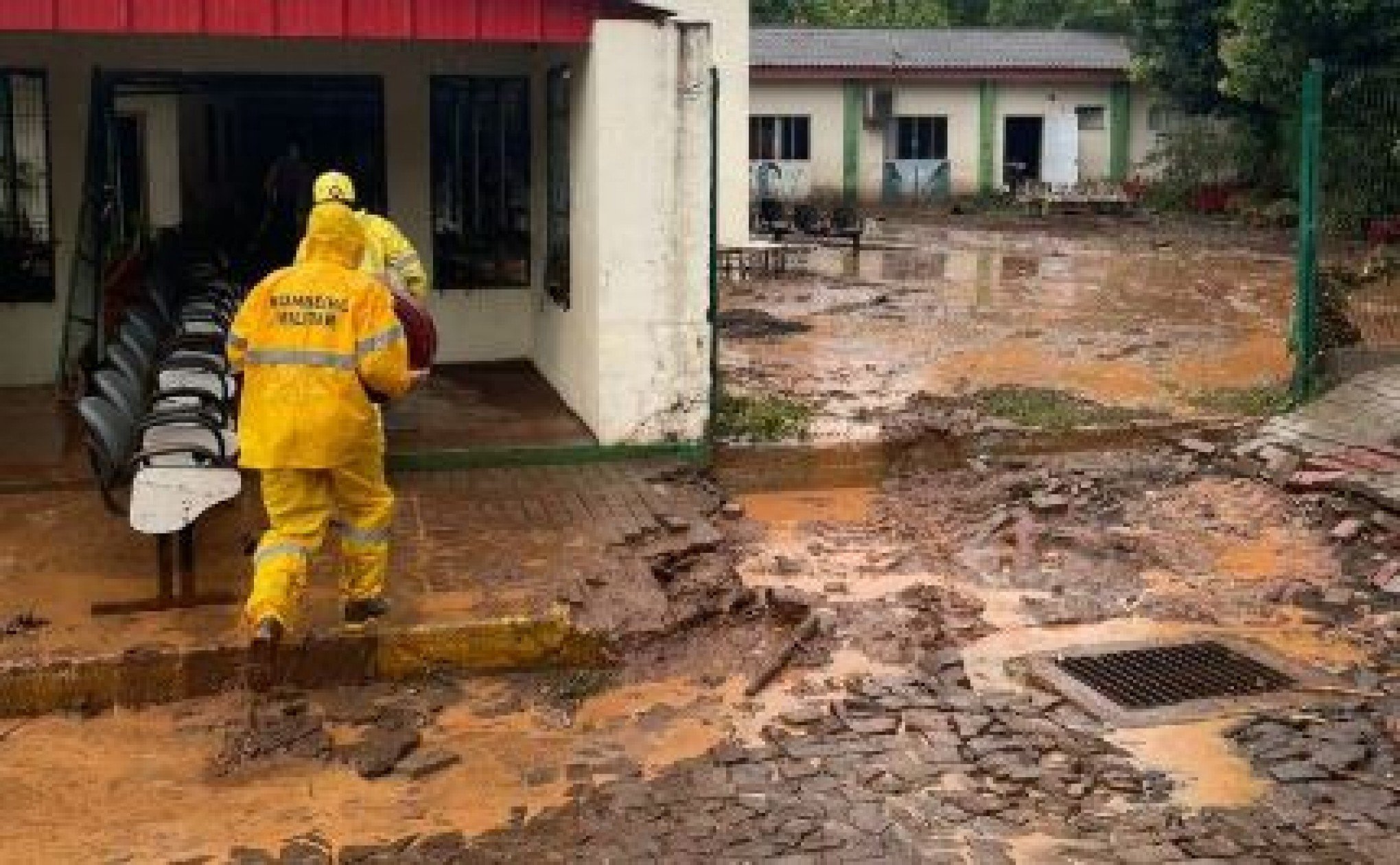 Chuvarada deixa três cidades embaixo d'água em Santa Catarina; ligação como RS está comprometida