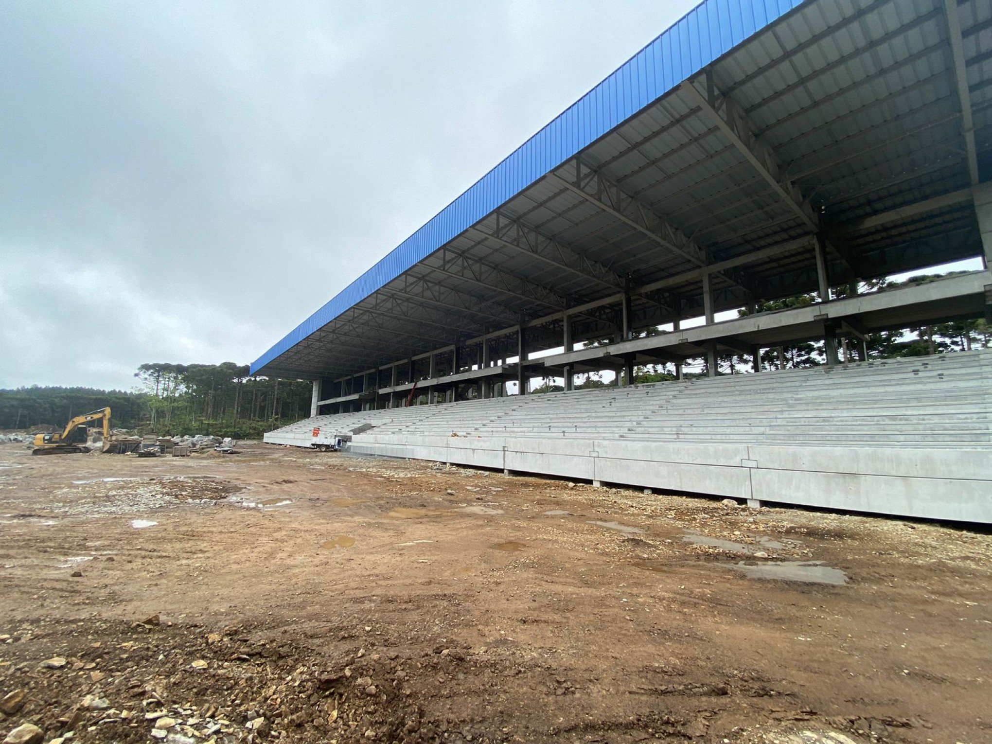 Novo estádio do Gramadense terá campo com grama sintética importada dos Emirados Árabes; saiba quando inicia a instalação