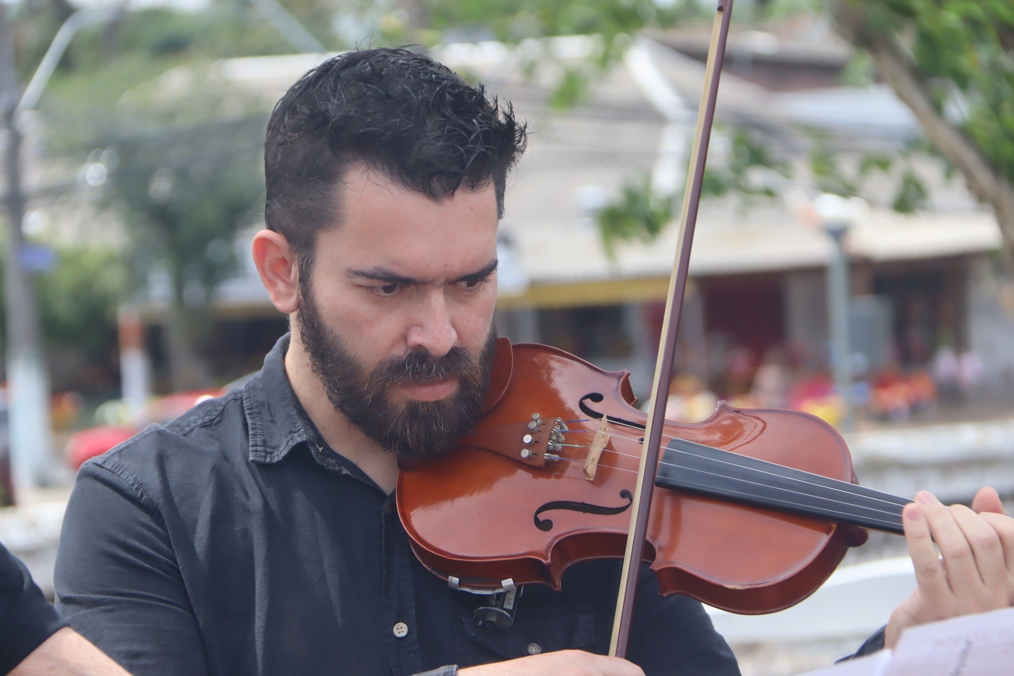 Violinista Ramon Martins participou da solenidade em homenagem ao Dr. JoÃ£o Daniel Hillebrand, neste Dia de Finados