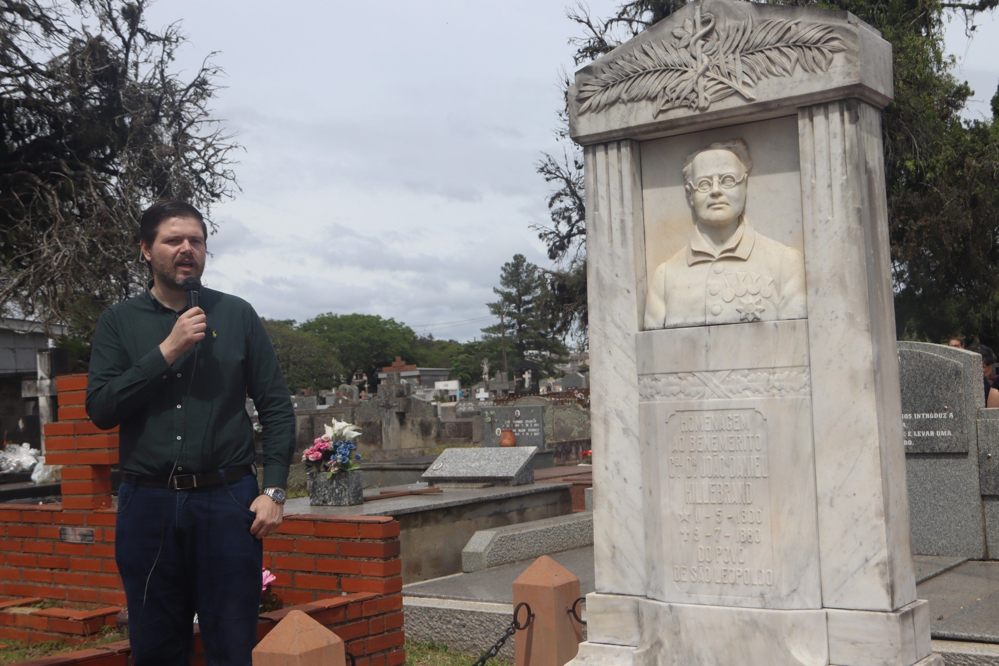 Vice-presidente do MHVSL, CÃ¡ssio Tagliari, na solenidade em homenagem ao Dr. JoÃ£o Daniel Hillebrand, neste Dia de Finados