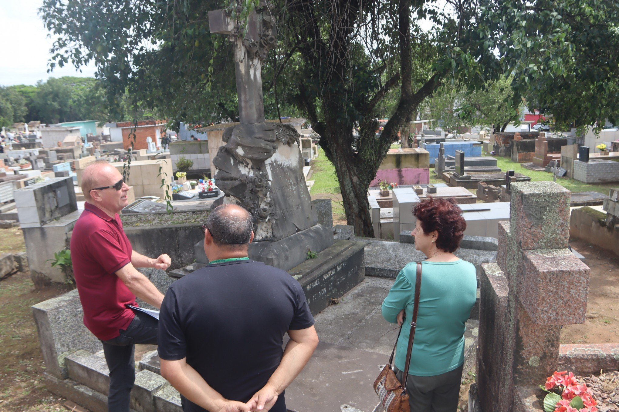 Historiador MÃ¡rcio Link conduziu duas visitas guiadas, para apresentar as personalidades histÃ³ricas que se encontram enterradas no CemitÃ©rio Cristo Rei