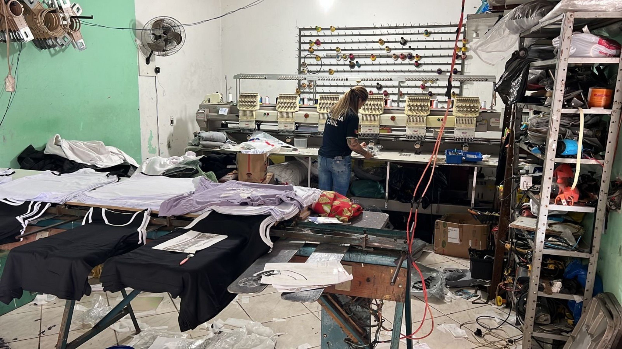 Fábrica clandestina de roupas é fechada em cidade da região metropolitana