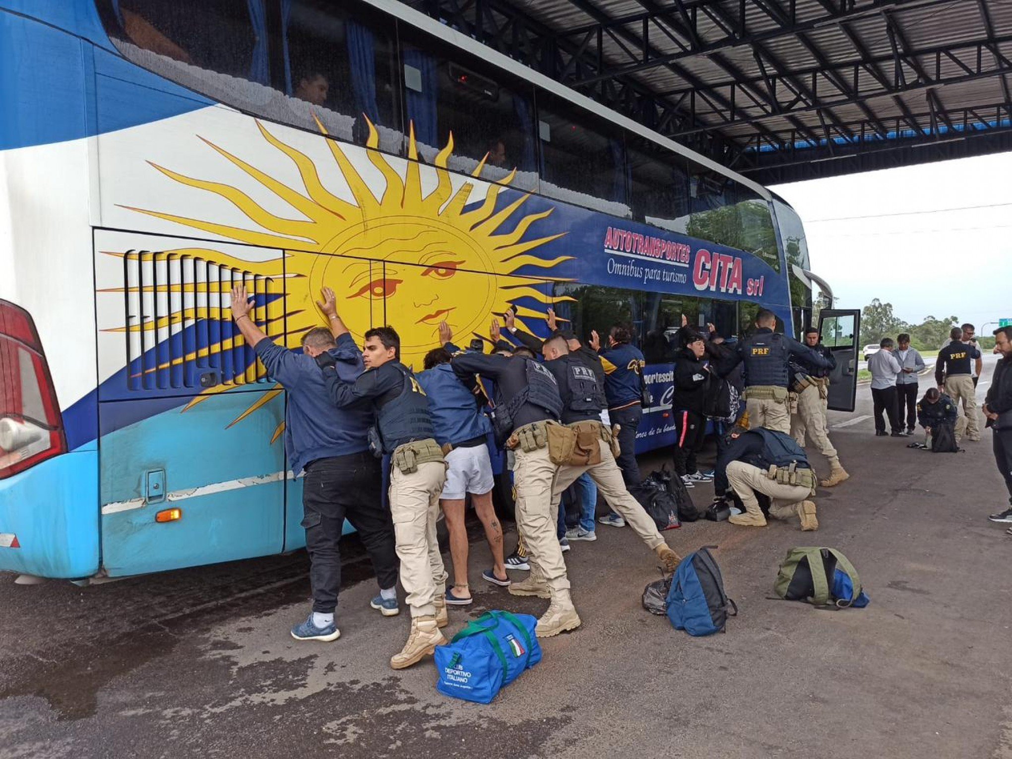 LIBERTADORES: Excursões de torcedores do Boca Juniors passam por fiscalização no Rio Grande do Sul