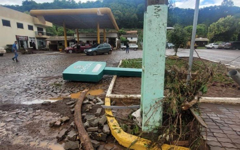 Rio que cruza a cidade transbordou e causou inÃºmeros estragos