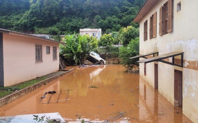 Rio que cruza a cidade transbordou e causou inÃºmeros estragos