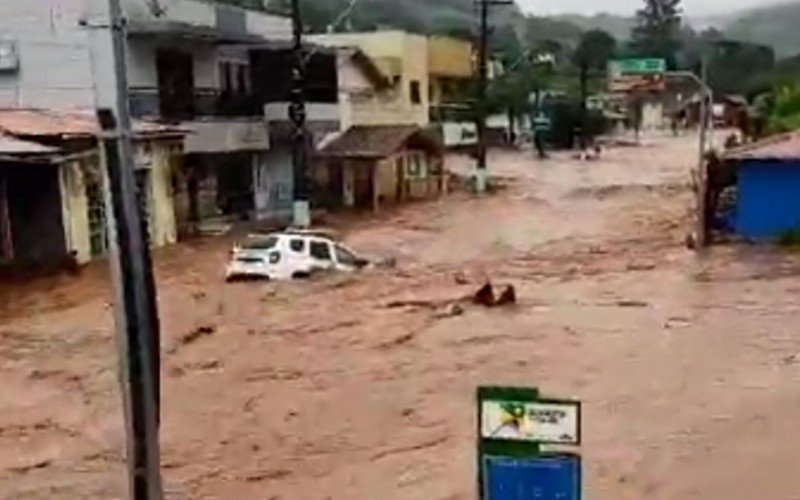 Viatura da Brigada Militar é arrastada pela força da água em enchente na cidade de Barra do Rio Azul | Jornal NH