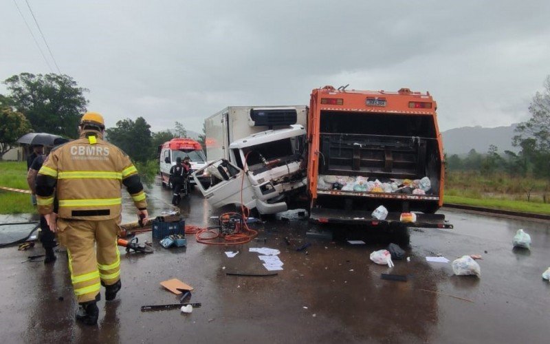 TRÂNSITO: Cinco pessoas ficam feridas em colisão entre dois caminhões em Sapiranga