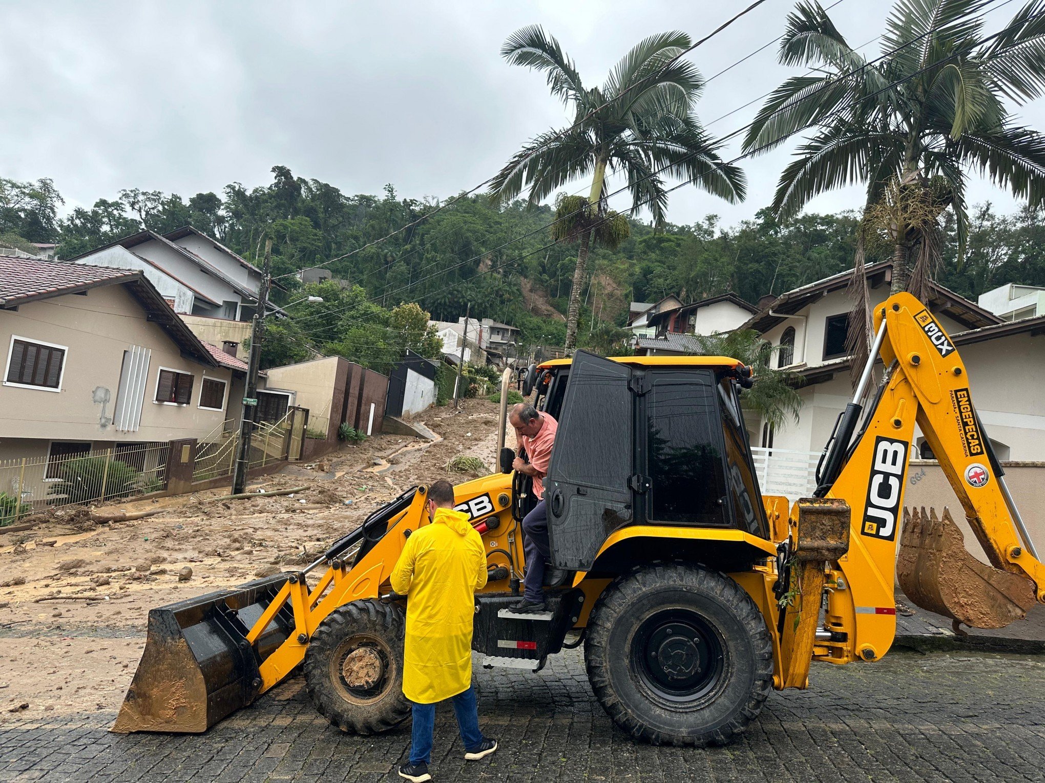 Deslizamento de terra em Blumenau, em Santa Catarina, deixou rua interditada no bairro Escola Agrícola | Jornal NH