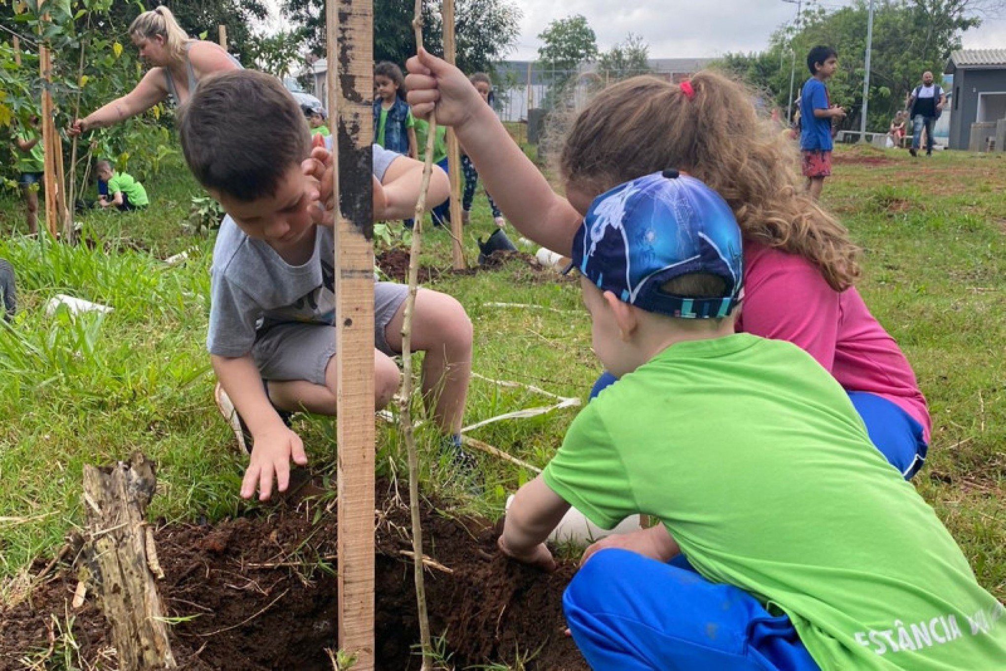 Arborização consciente envolve estudantes da rede municipal de Estância Velha