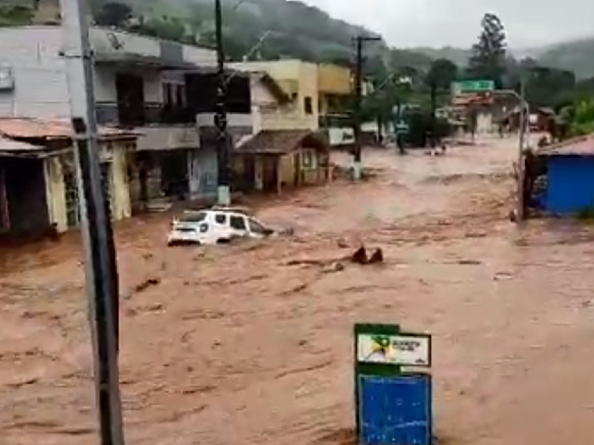 CICLONE EXTRATROPICAL: Viatura da Brigada Militar é arrastada pela força da água em enchente no RS