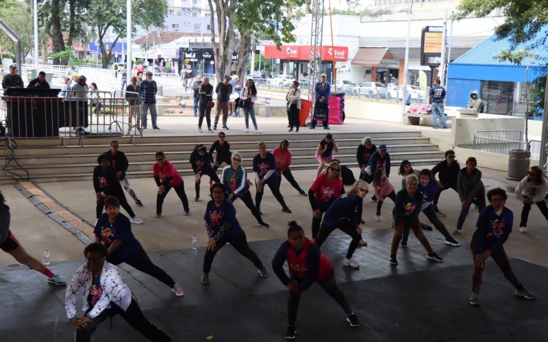 AulÃ£o de ritmos com equipe do Programa Melho Idade na Virada Cultural