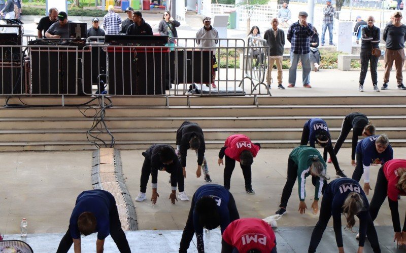 AulÃ£o de ritmos com equipe do Programa Melho Idade na Virada Cultural