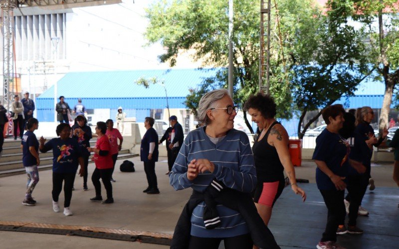 AulÃ£o de ritmos com equipe do Programa Melho Idade na Virada Cultural