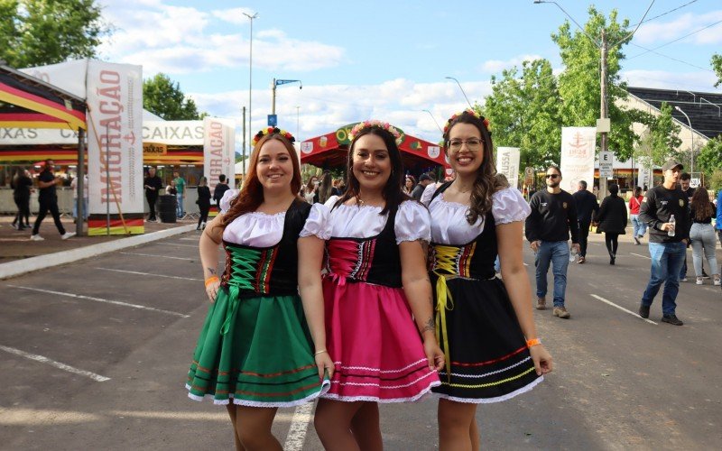 Carolini Carmo (esquerda), 27, Nitieli Machado, 29, e Crislaine Bennech, 25, estrearam os trajes germânicos que compraram exclusivamente para Oktobrfest de Campo Bom | Jornal NH