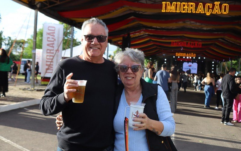 Casal Rosa Duarte, 73, e Sadi Duarte, 71, exibiam suas canecas cheias de chope pelo Complexo Cultural CEI | Jornal NH