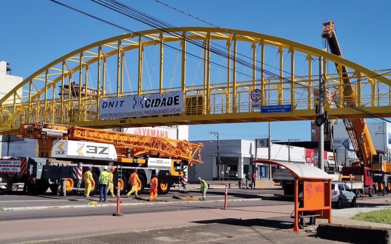 Treliça em forma de arco é instalada por equipes do Dnit