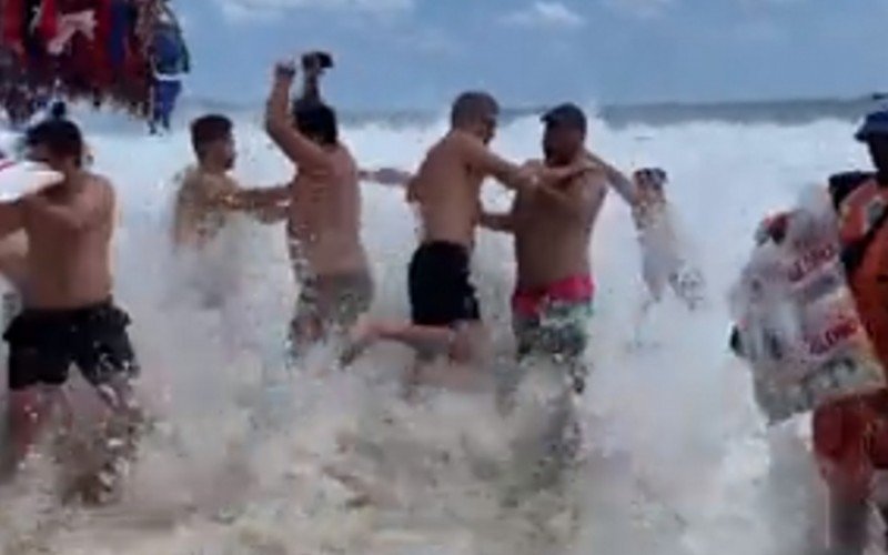 Onda gigante invade praia no Rio de Janeiro | Jornal NH