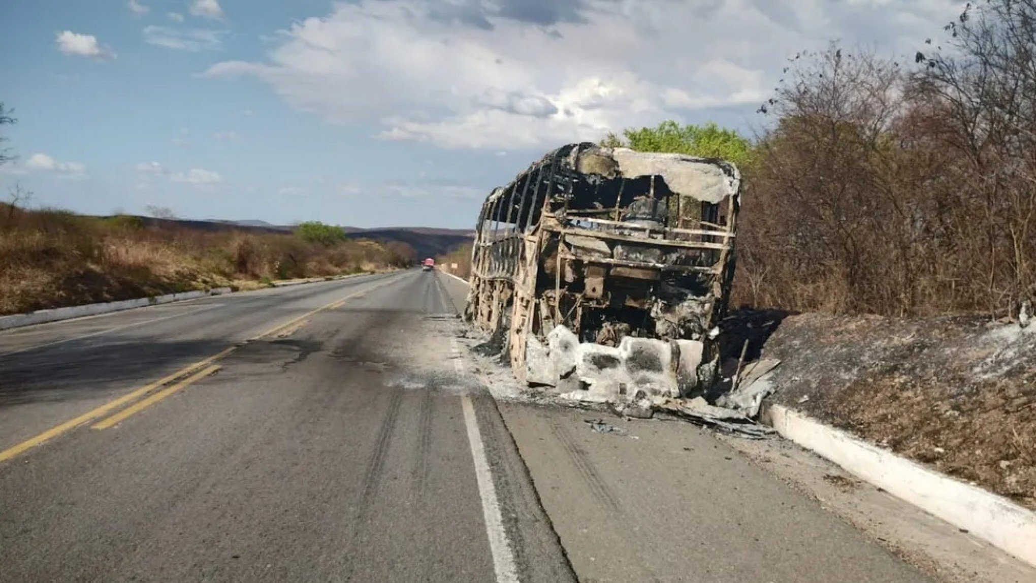 Ônibus que levava banda de cantor pega fogo em estrada no Ceará