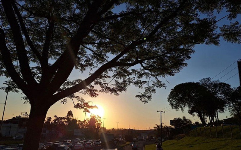 PREVISÃO DO TEMPO: Mais um amanhecer com sensação de frio antecede calorão e chuva no Rio Grande do Sul | abc+