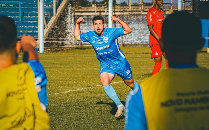 Gabriel comemora gol na vitória por 2 a 0 sobre o Colorado | Jornal NH