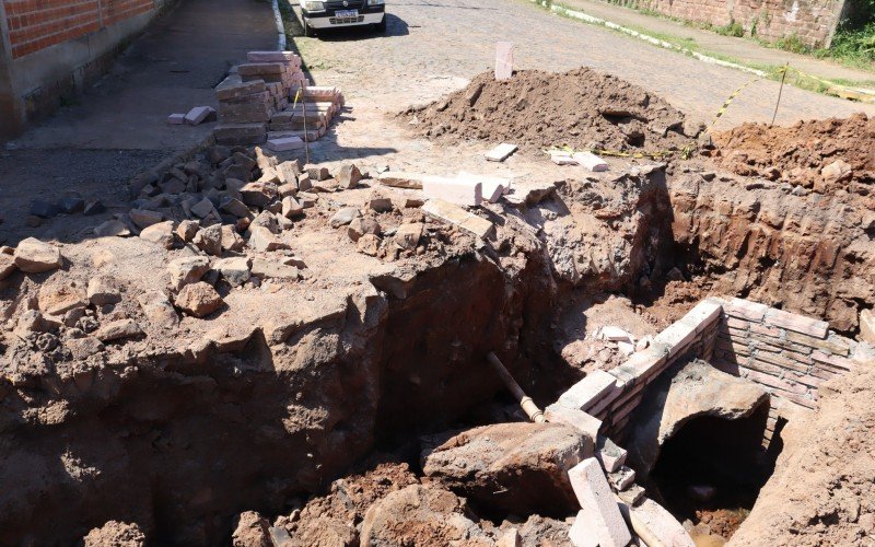 Obras na Rua Rincão em Estância Velha buscam resolver problema causado por sofá trancado na tubulação  | Jornal NH