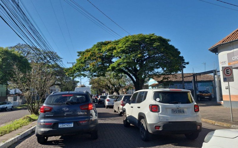 Trânsito lento na Rua Caxias do Sul, em São Leopoldo; motoristas desviam de obras na BR-116 por dentro da cidade | Jornal NH