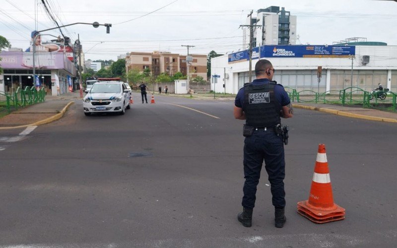 ACIDENTE DE TRÂNSITO: Motociclista fica ferido após colisão com carro em cruzamento com avenida de Novo Hamburgo