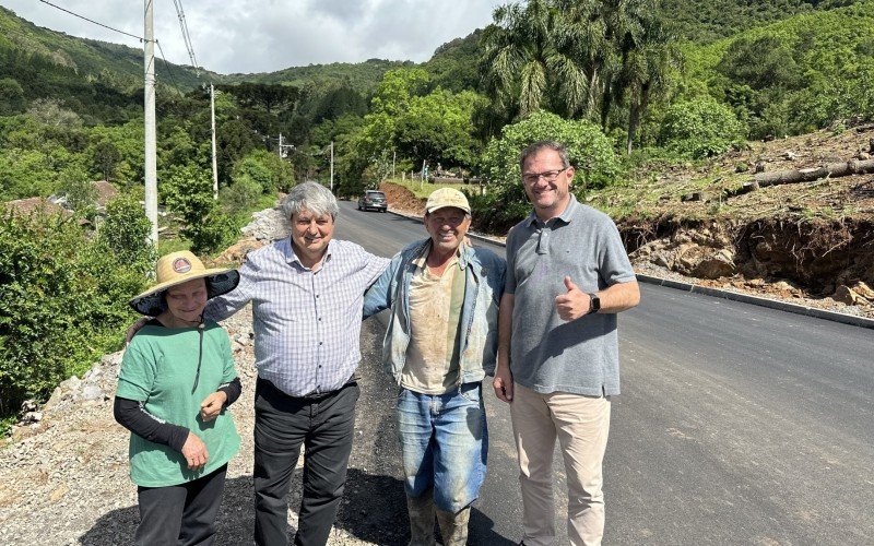 Comunidade local acompanha os trabalhos de pavimentação