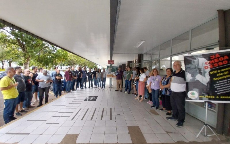 Professores e funcionários da Liberato em ato durante a paralisação das aulas | Jornal NH