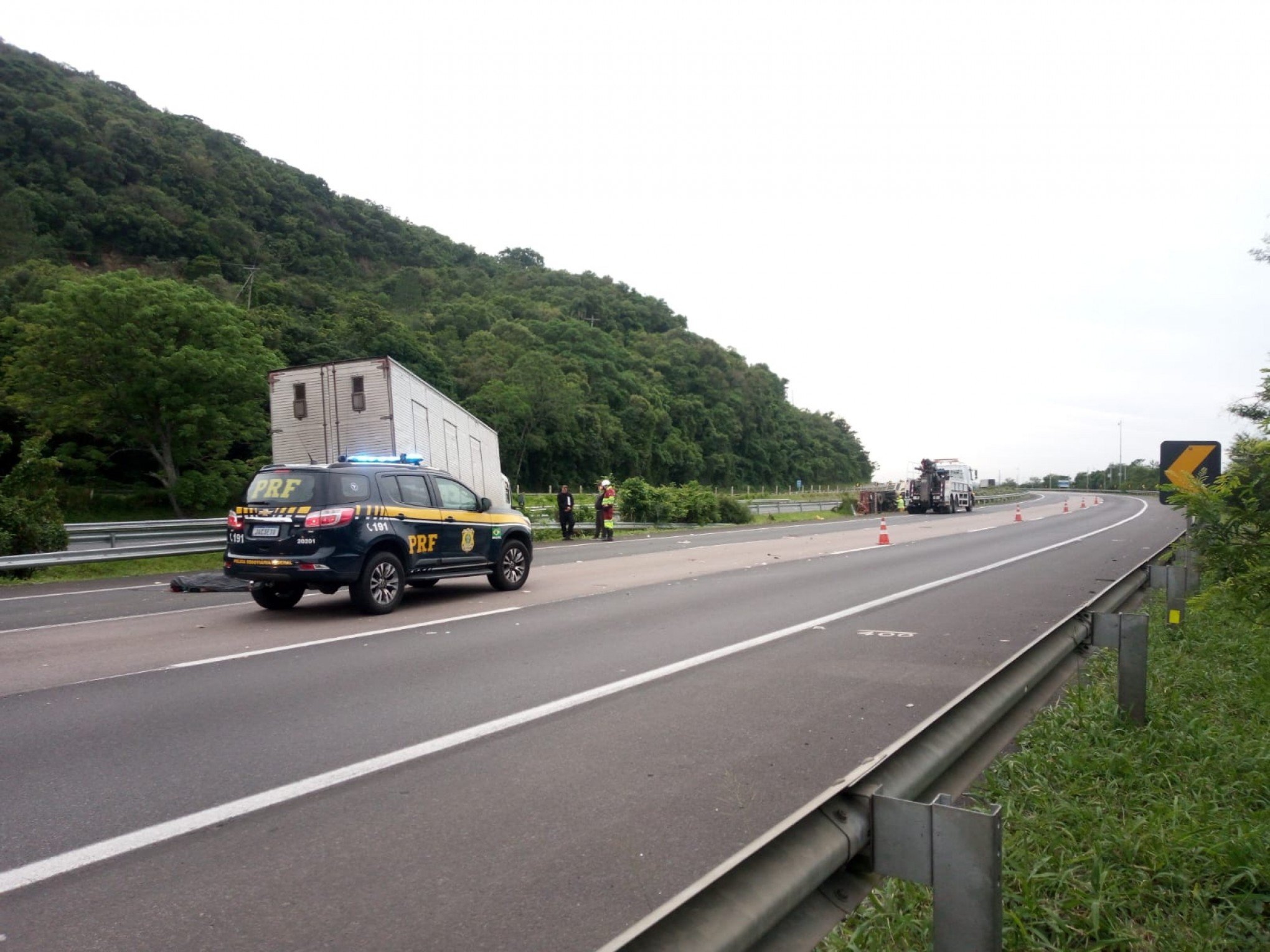 ACIDENTE DE TRÂNSITO: Colisão entre caminhões deixa um morto na free way
