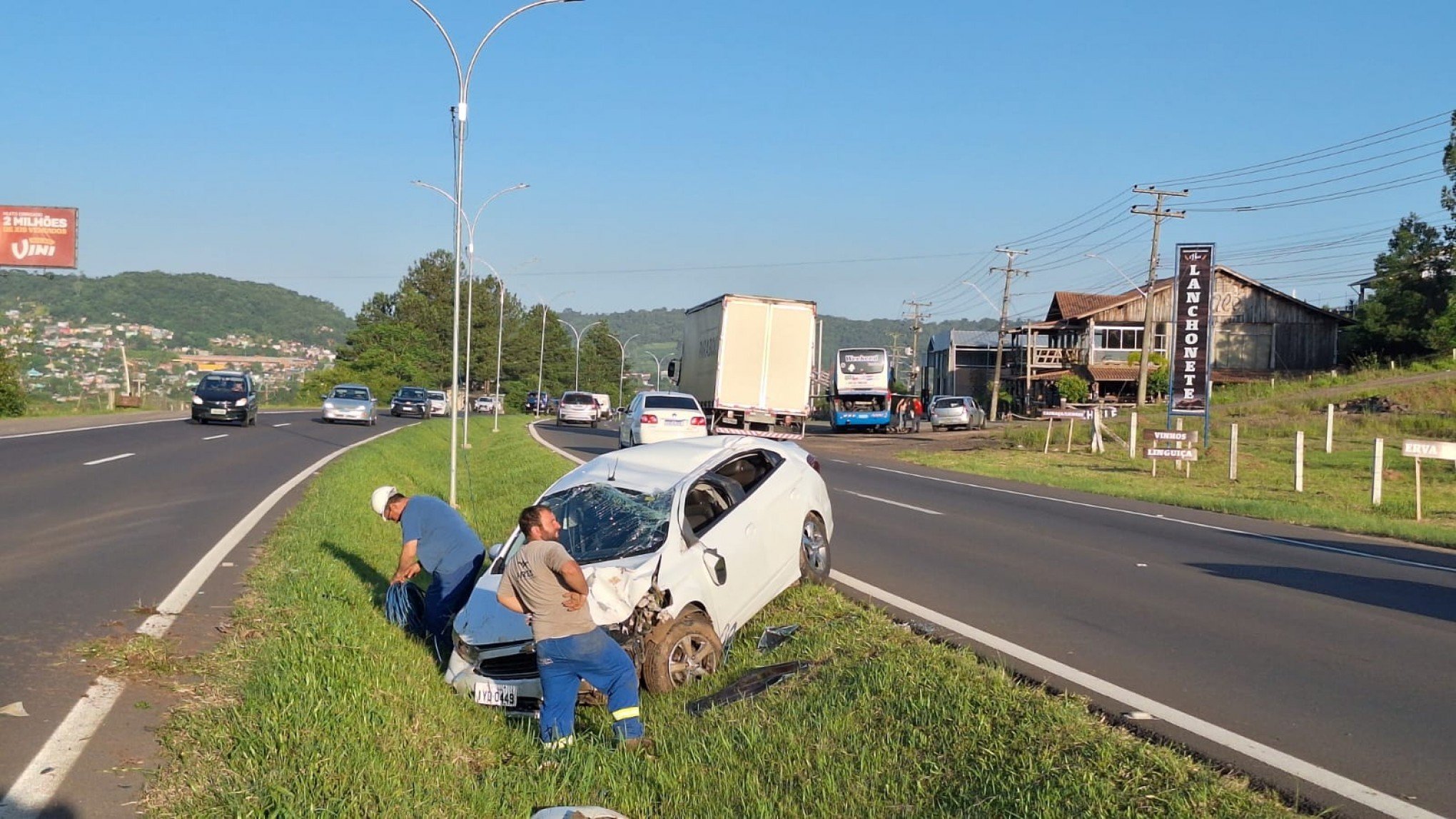 Após carro derrubar poste, trecho da RS-239 fica sem luz em Parobé