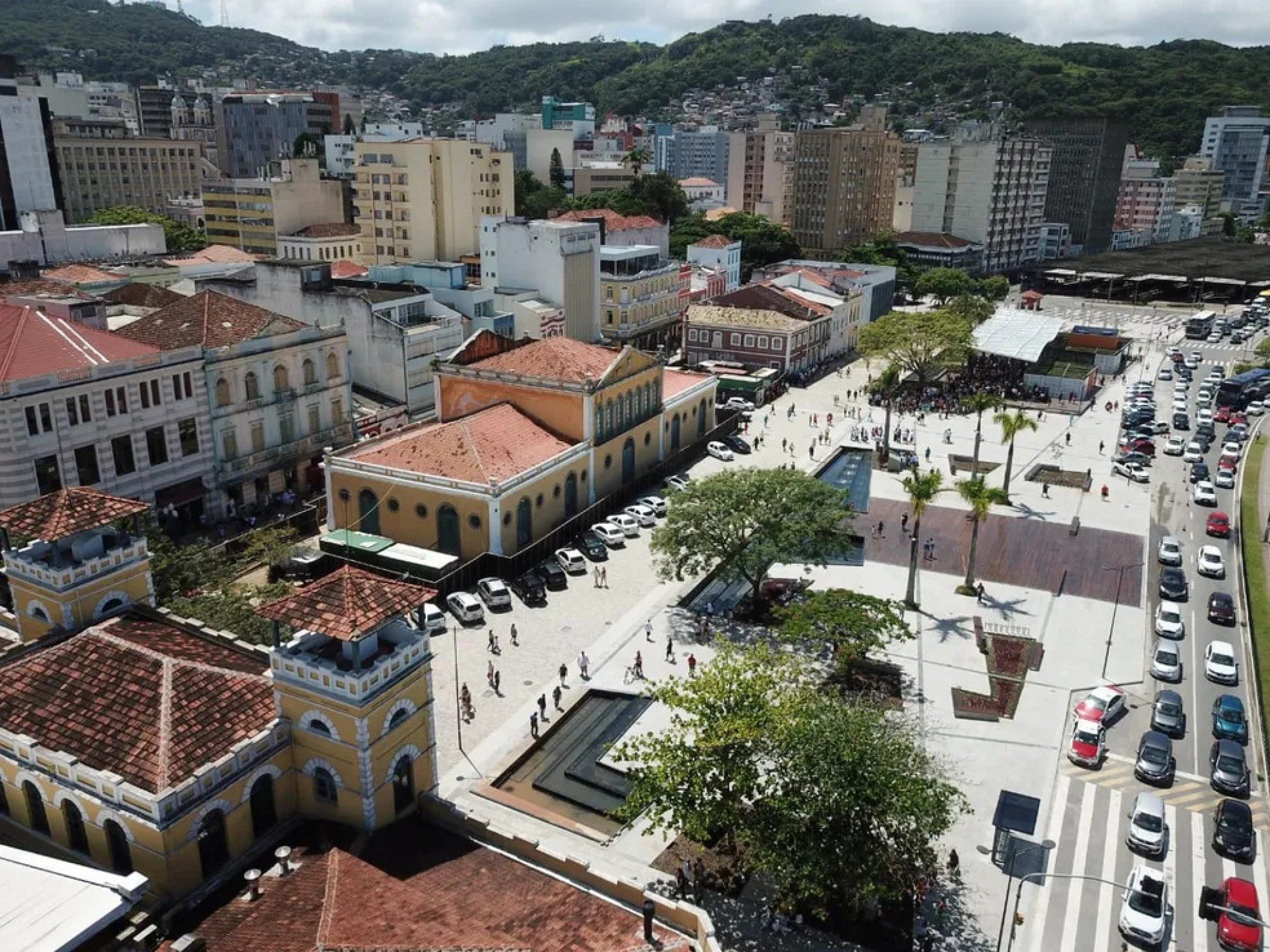 Adolescente é morto com facada no peito no Centro de Florianópolis; o que diz delegado sobre o crime