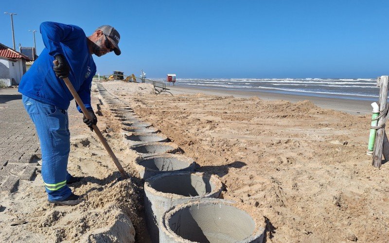 Secretaria de Obras de Osório constrói barreira na orla de Atlântida Sul | Jornal NH