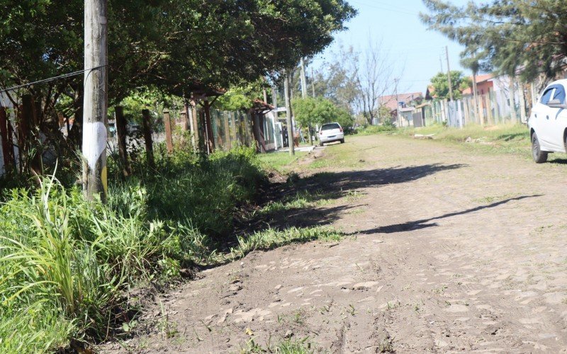 Ruas e passeios públicos tomados por mato em Nova Tramandaí; prefeitura fará roçada em dezembro