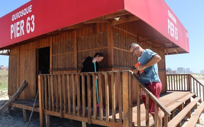 Humberto de Matos e Fernanda Lessa preparavam o quiosque para receber veranistas já neste final de semana