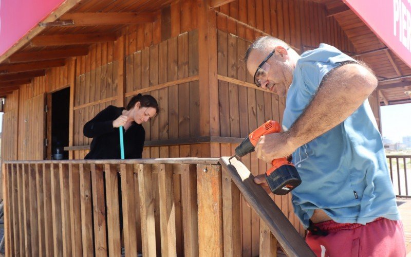 Humberto de Matos e Fernanda Lessa preparavam o quiosque para receber veranistas já neste final de semana